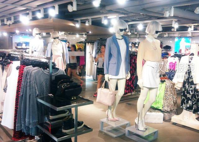 中国人仍喜欢在实体店购买国外品牌服饰