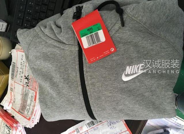 �����������װ������ Prada���Ϳ˵Ǻڰ�