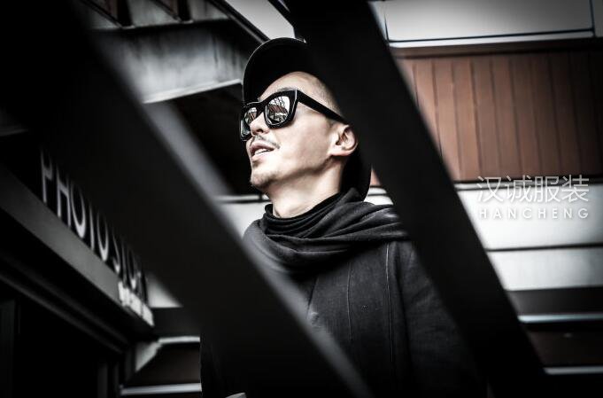 韩国时尚王崔范锡“入职”韩都衣舍 花名松茸