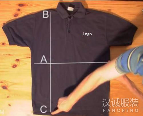 快速叠T恤方法一